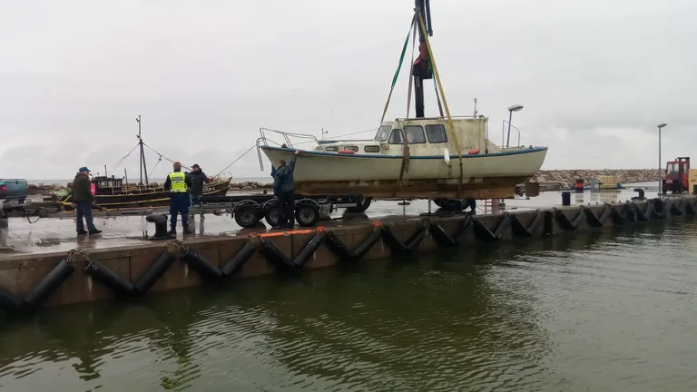 Лодку отбуксировали в порт.