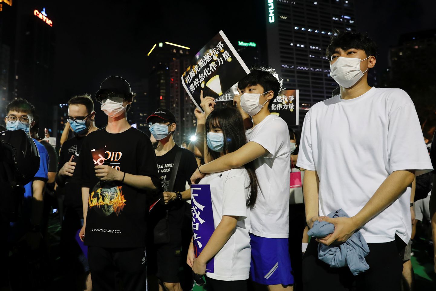 Hoolimata keelust kogunesid paljud inimesed täna Hongkongis Victoria parki, et mälestada Tiananmeni veresauna ohvreid.
