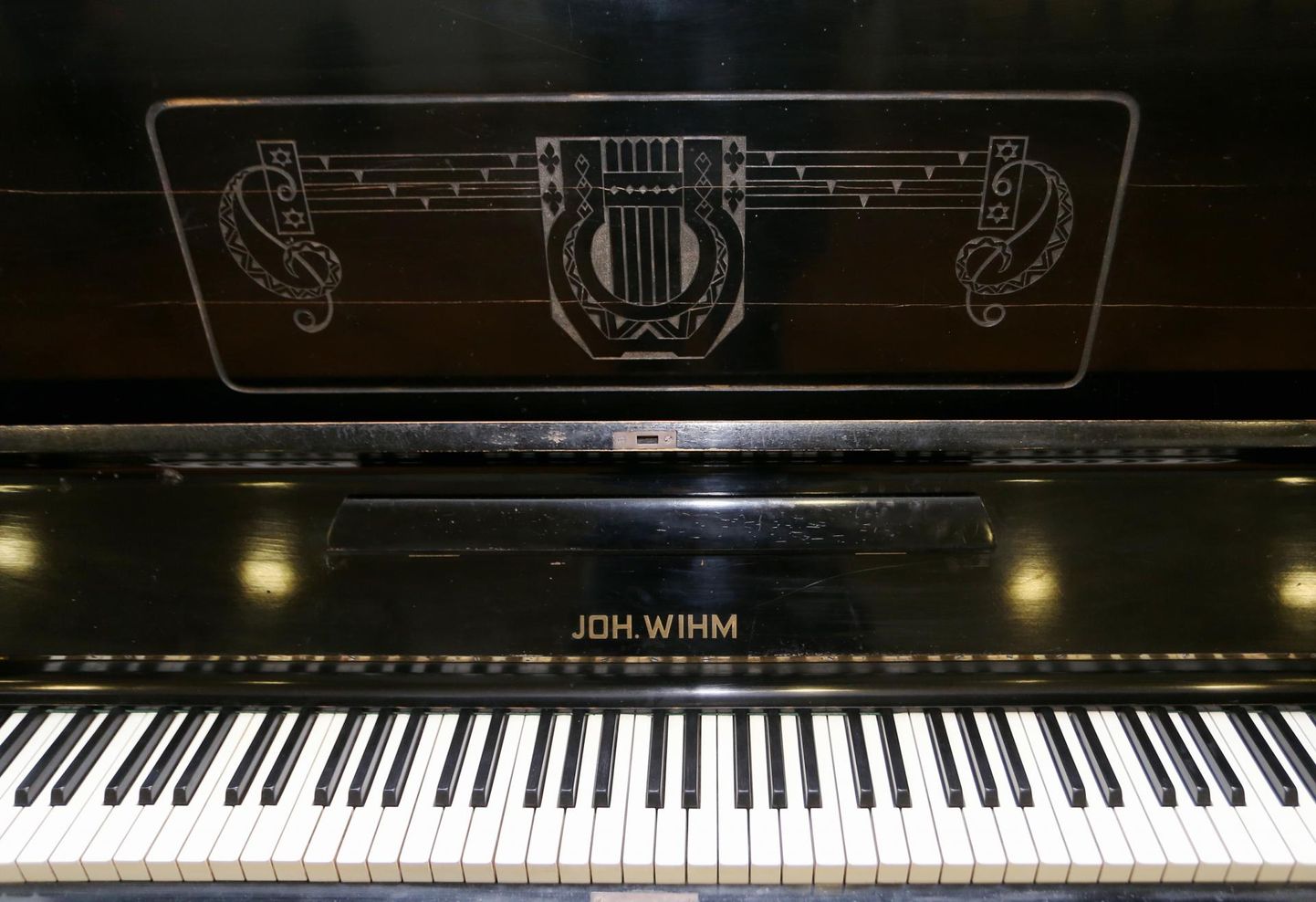 Tartu meistri Johannes Wihma ehitatud pianiino sai sõja ajal Piirissaarelt Tartusse toomisel kahjustada.