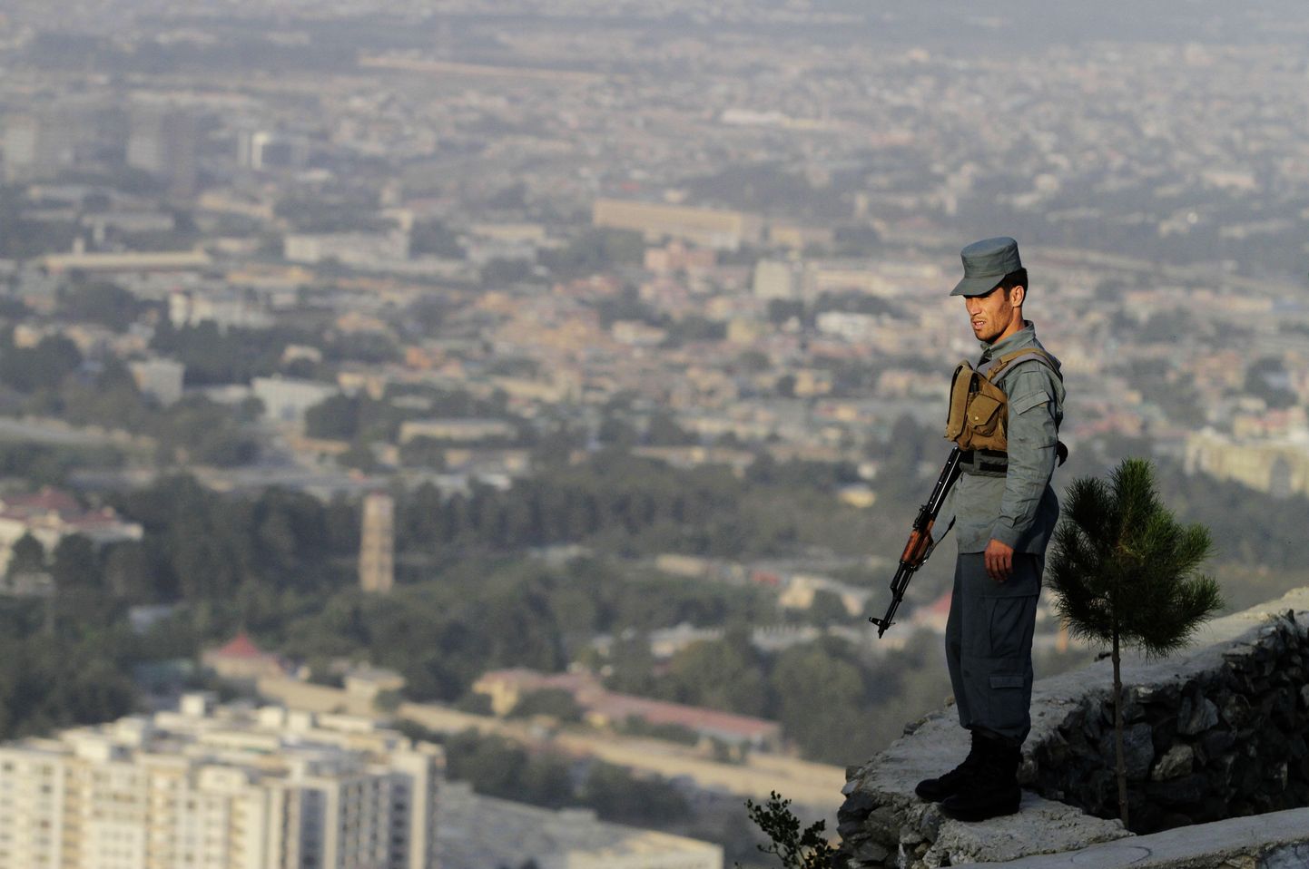 Afganistani politsenik vaatab mäenõlvalt üle Kabuli linna.