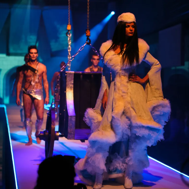 Šogad "Fashion&Show" modes skatē apmeklētājus priecēja iespaidīgi priekšnesumi.
