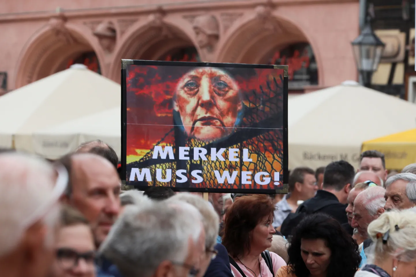 «Merkel peab minema,» seisab plakatil.