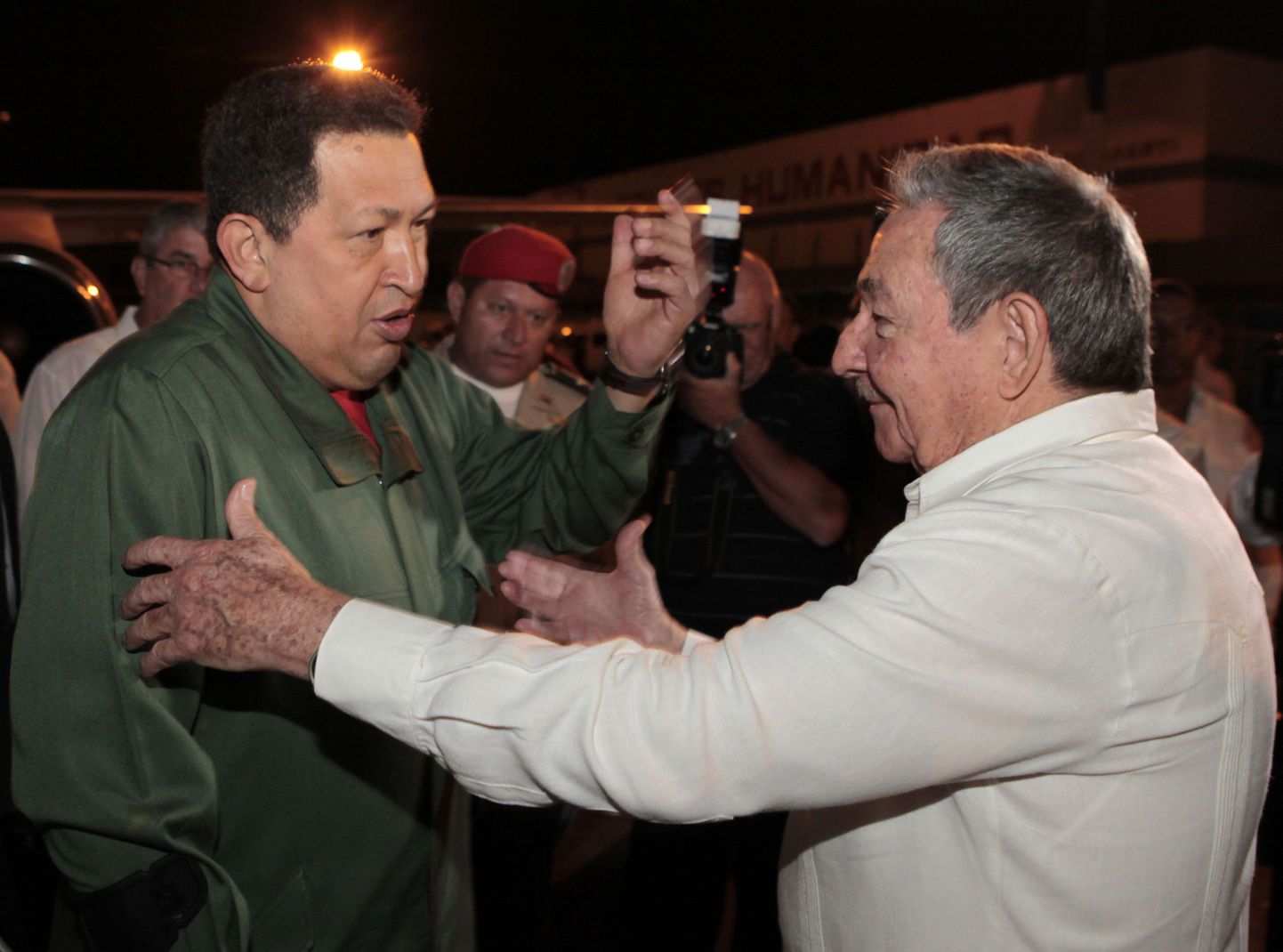 Venezuela president Hugo Chavez (vasakul) koos Kuuba presidendi Raul Castroga 8. juunil Havannas.