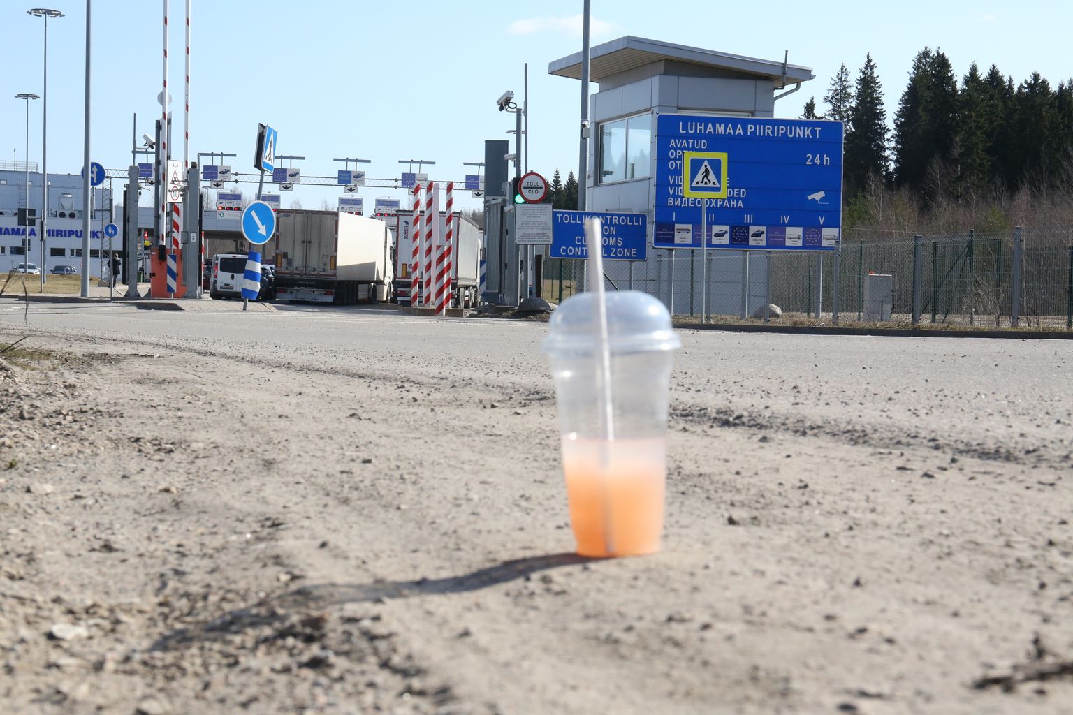 Через границу в районе Печор считают, что россияне в Эстонии не должны выезжать за пределы Выру. На снимке погранпереход Лухамаа в апреле этого года.