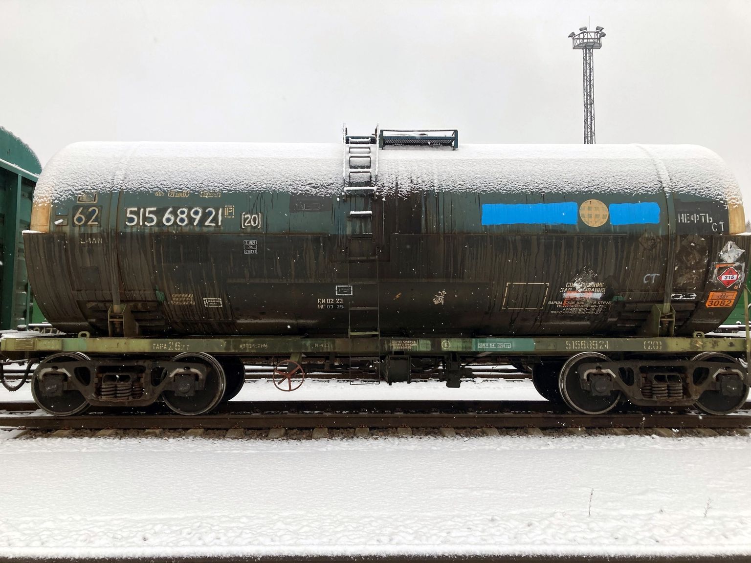 На железнодорожный погранпереход Койдула из России прибыл грузовой поезд с мазутом, с которого для въезда в Эстонию пришлось снять символику агрессора.