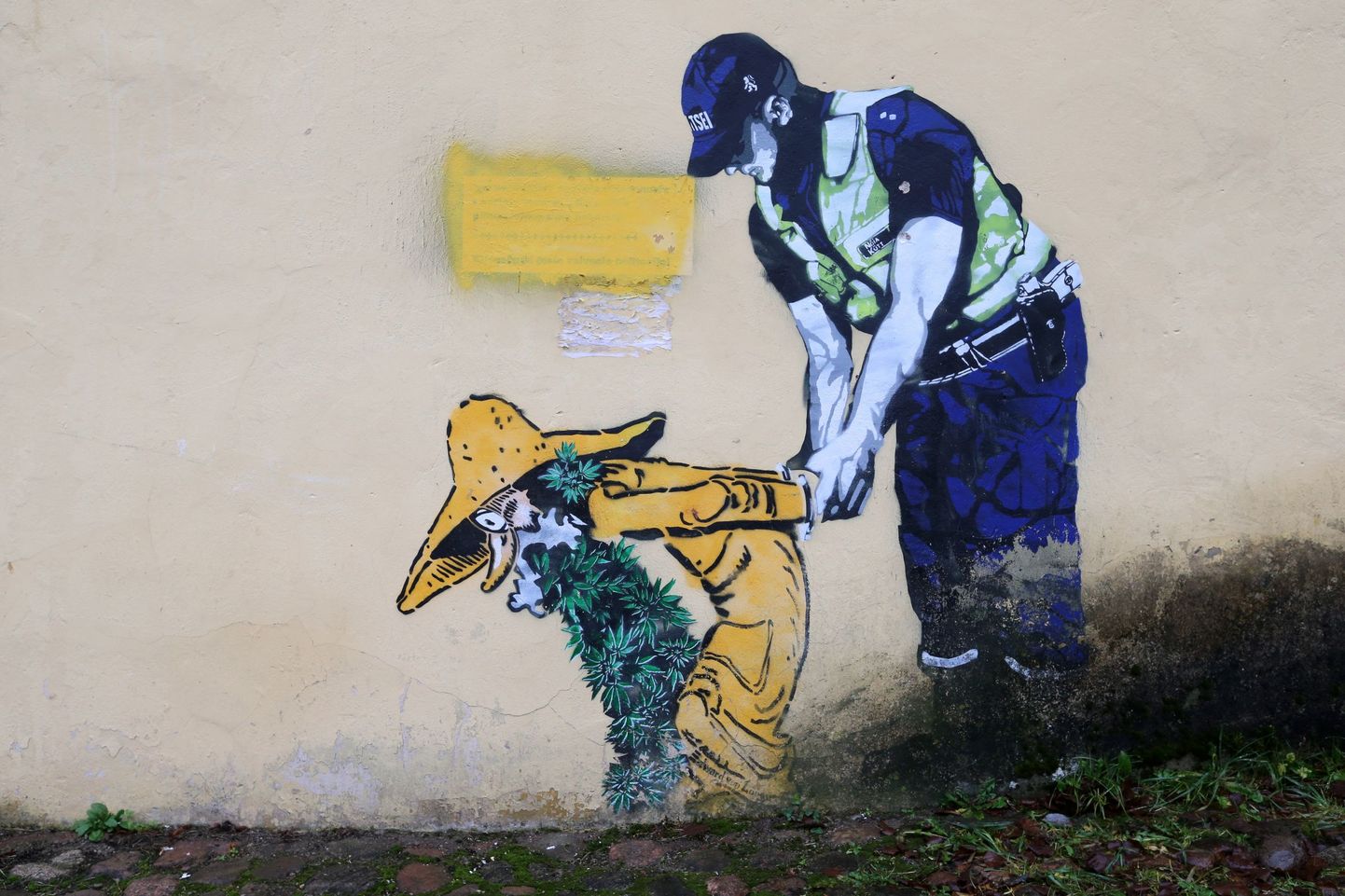 Foto Sammalhabet ja politseinikku kujutavast graffitist Tartus illustreeris ka kuriteoohvrite kaitse ja kohtlemise uuringu esikaant.