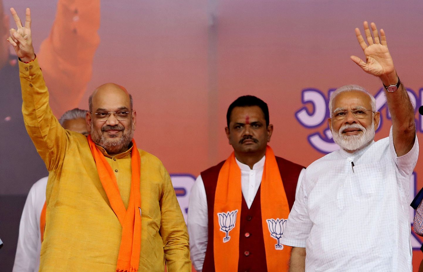 India peaminister Narendra Modi (paremal) ja tema hindurahvusliku Bharatiya Janata Partei (BJP) president Amit Shah (vasakul) 26. mail Ahmadabadis.