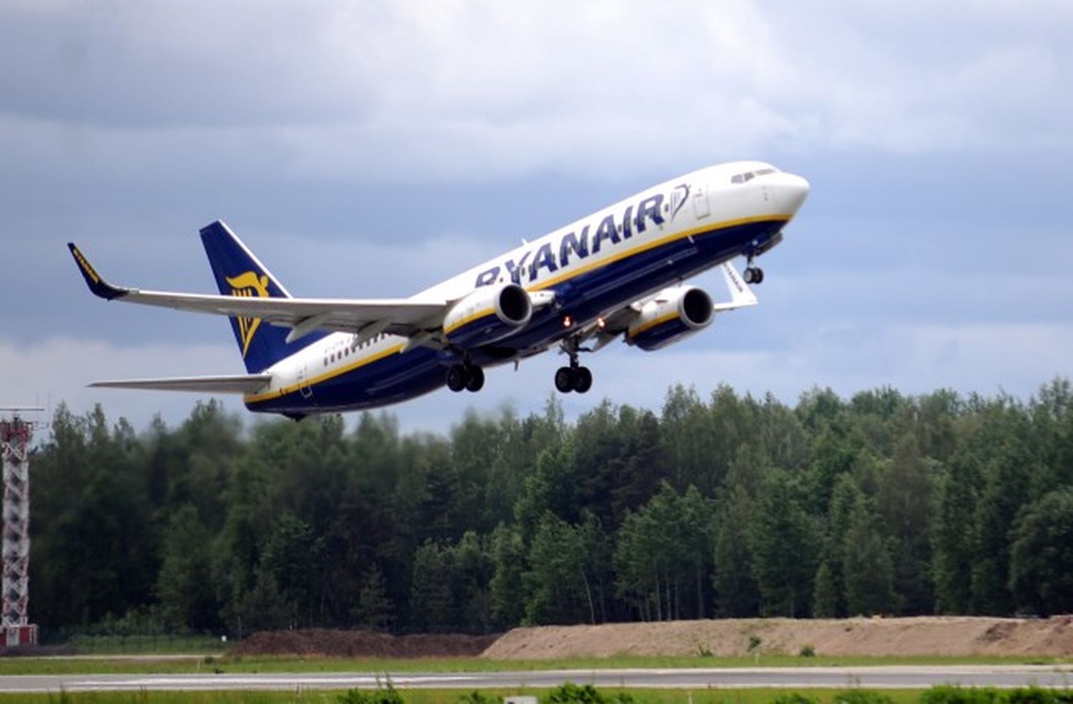 Īrijas zemo cenu lidsabiedrības "Ryanair" lidmašīna