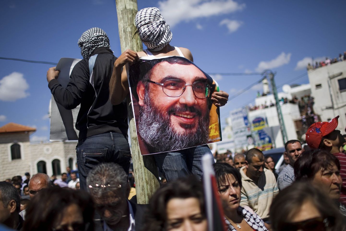 Araablasest meeleavaldaja hoidmas käes Hezbollah´ liidri Hassan Nasrallahi portreed.