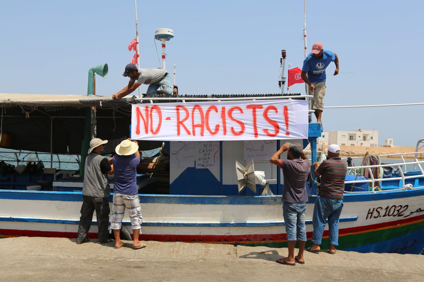 Tuneesia kalamehed kogunemas, et takistada paremäärmuslaste laeva randumist.