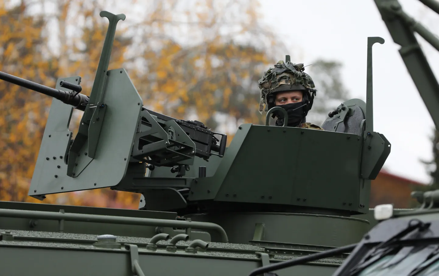 Karavīrs jaunajā "Patria" 6x6 bruņumašīnā Ādažu bāzē.