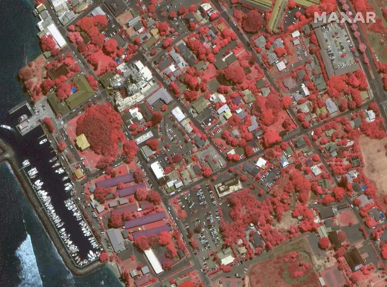 Спутниковый снимок в инфракрасном диапазоне показывает разрушения огнем в историческом городе Лахайна.