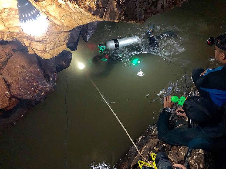 Tai ja Briti sukeldujad leidsid üleujutatud koopasse lõksu jäänud noored jalgpallurid ja nende treeneri