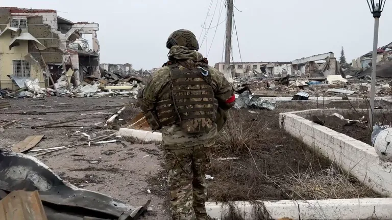 Российский военный в поселке Локня в Курской области.