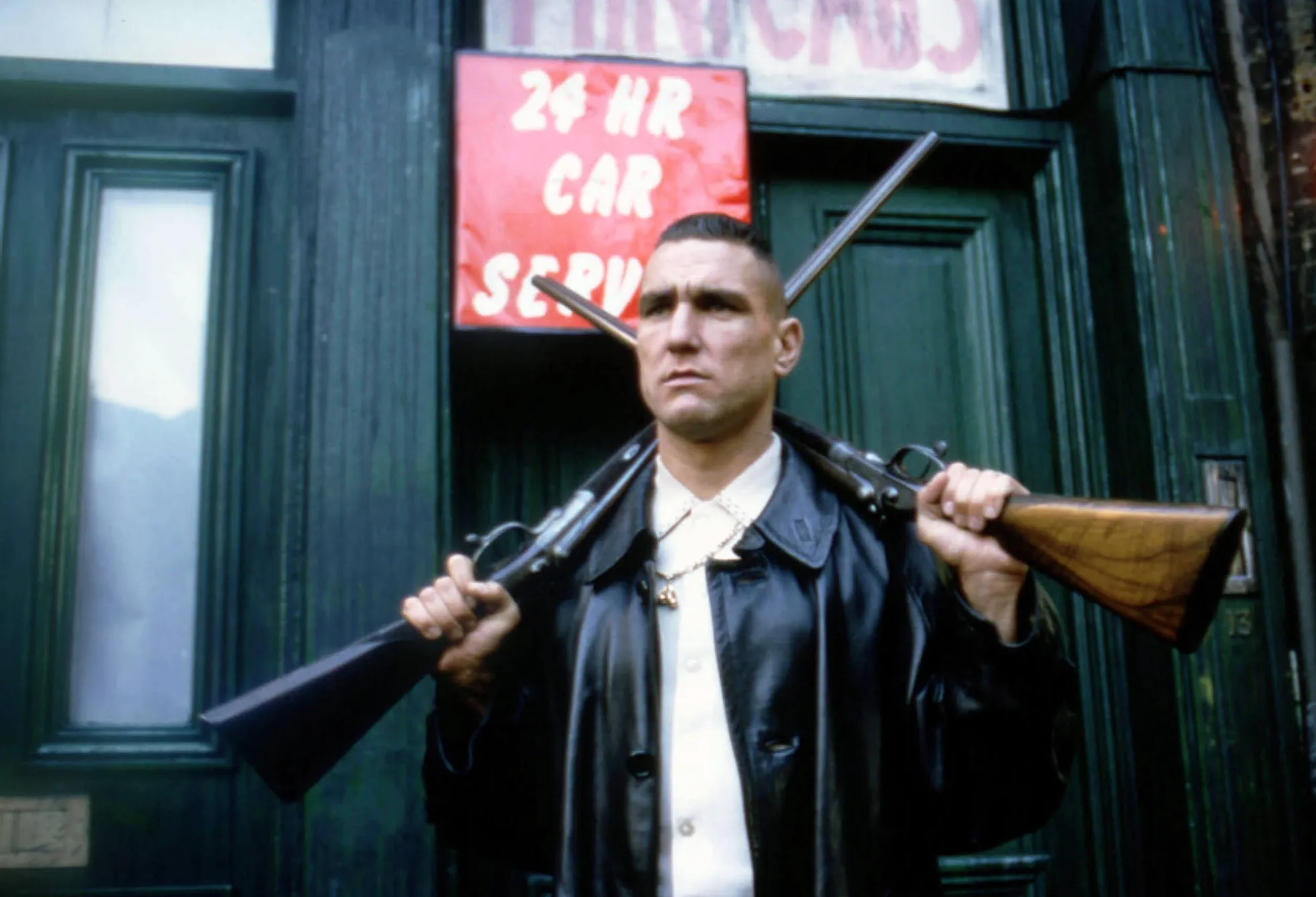 Vinnie Jones 1998. aasta filmis «Hunnik pappi ja suitsev kaheraudne».