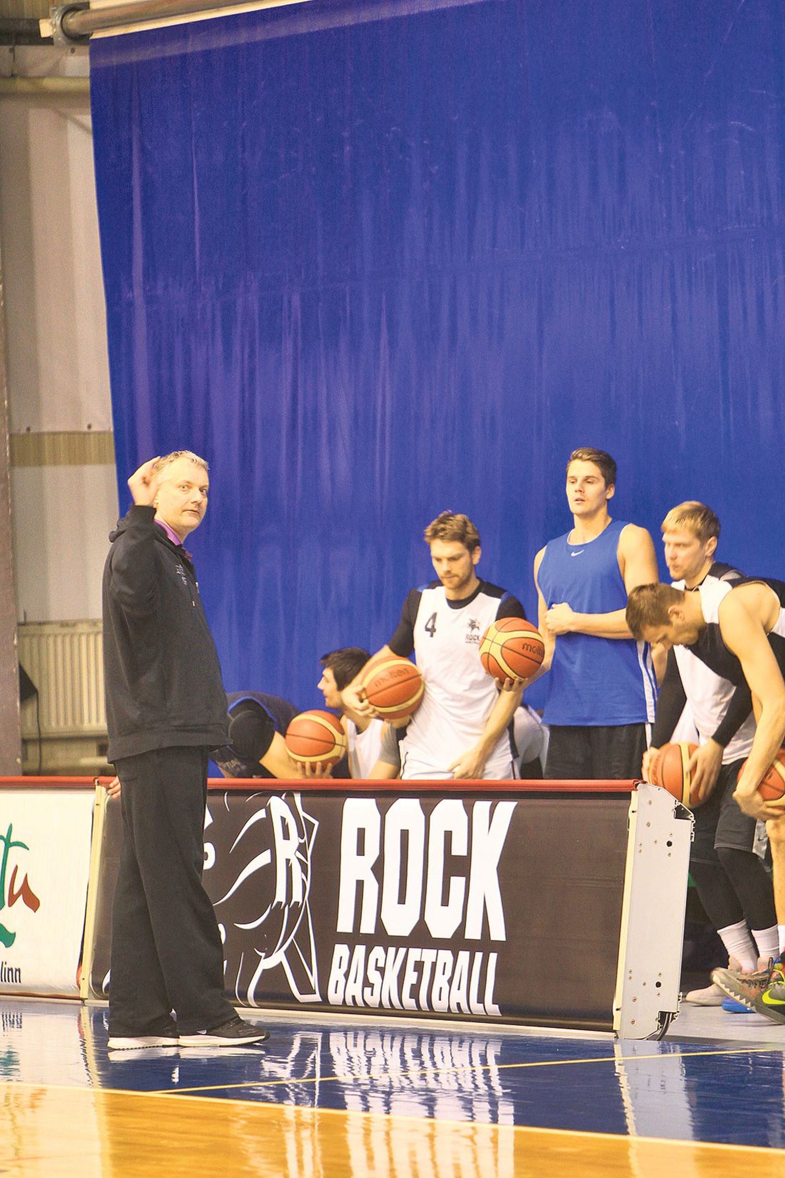 Eilehommikusel treeningul jagas Rocki peatreener Gert Kullamäe õpe­tussõnu, kuidas oleks õigem täna õhtul mängida.