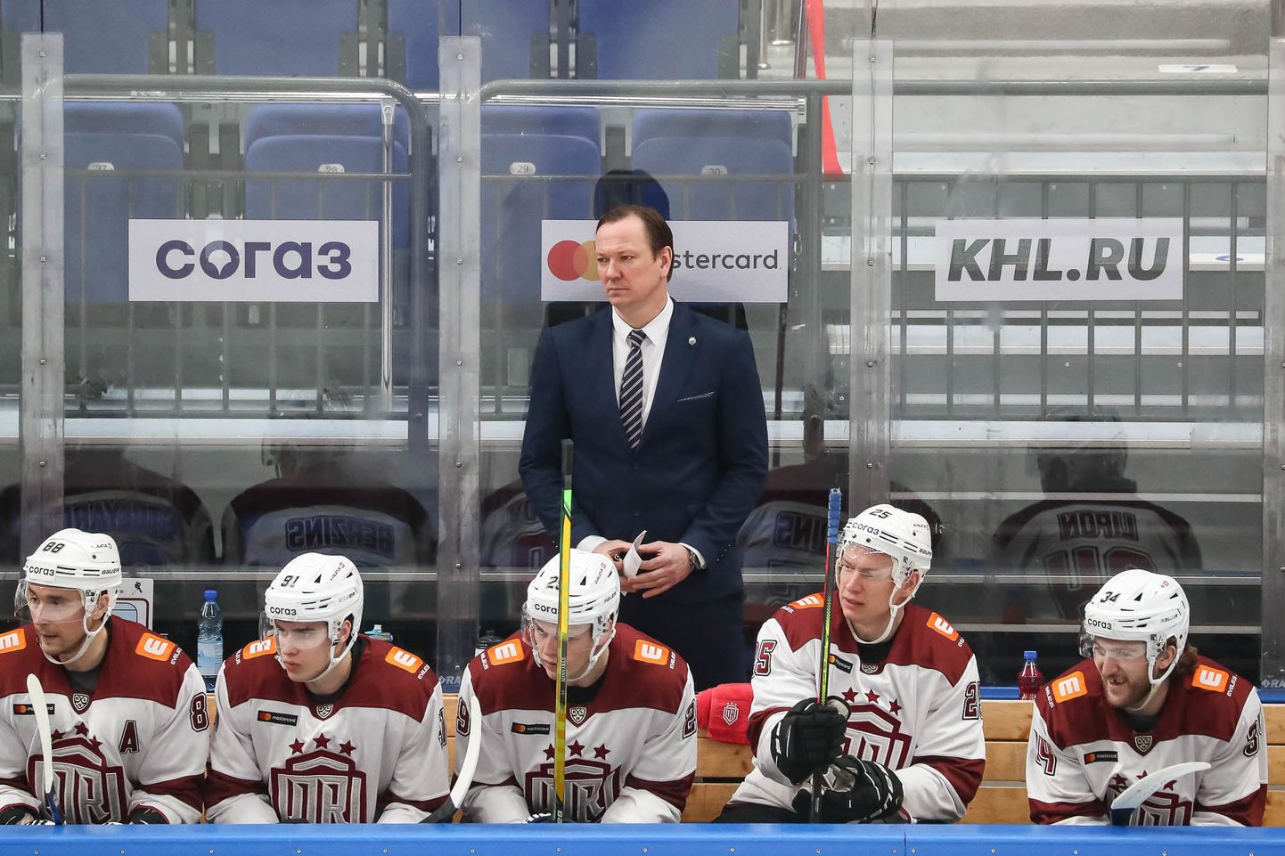 Rīgas "Dinamo" hokejisti un komandas galvenais treneris Pēteris Skudra