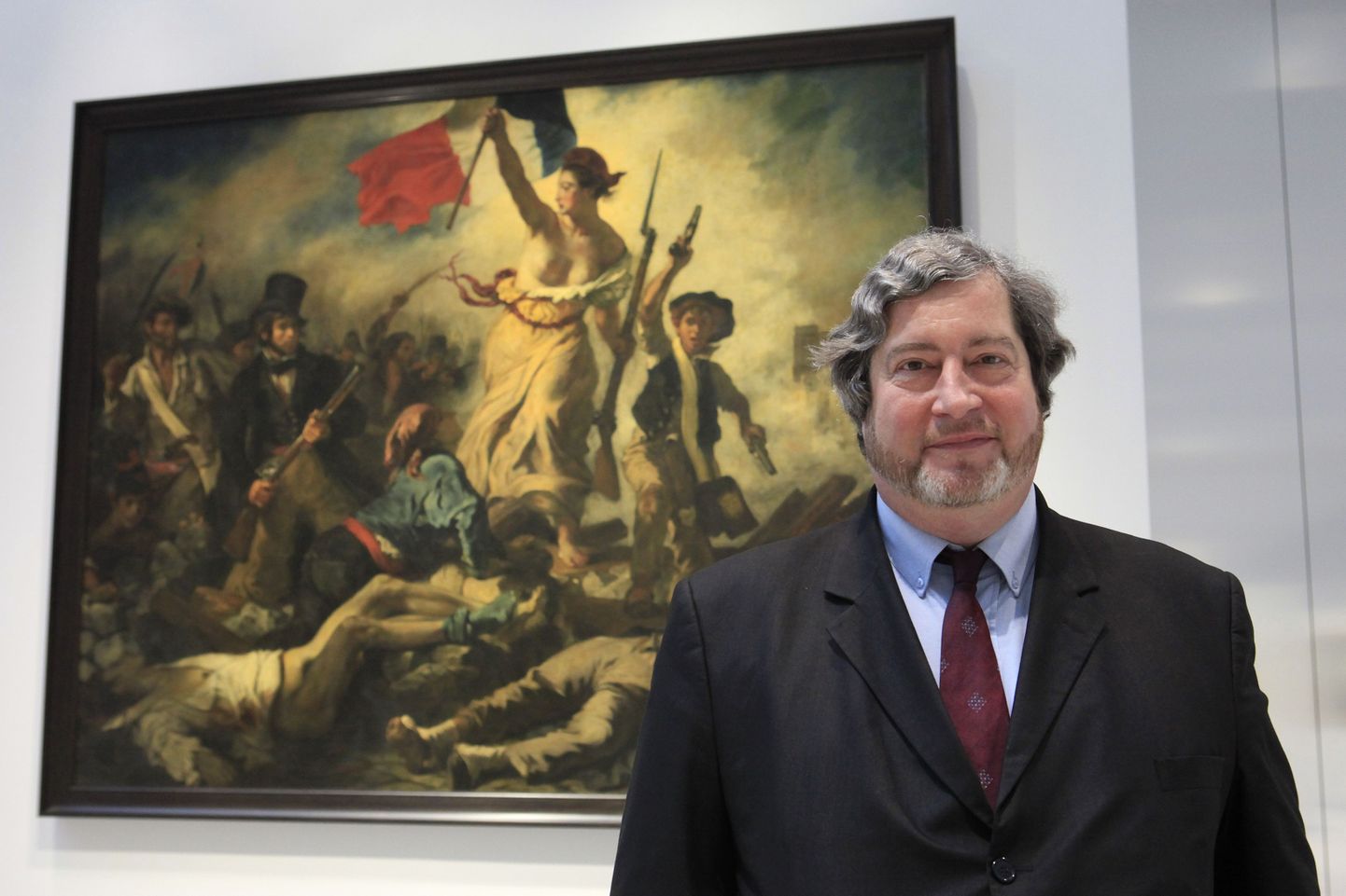 Lensi kunstimuuseumi kuraator Vincent Pomarede seisab Eugene Delacroix'i kuulsa õlimaali «Vabadus viib rahva barrikaadidele» (valminud 1830) ees.