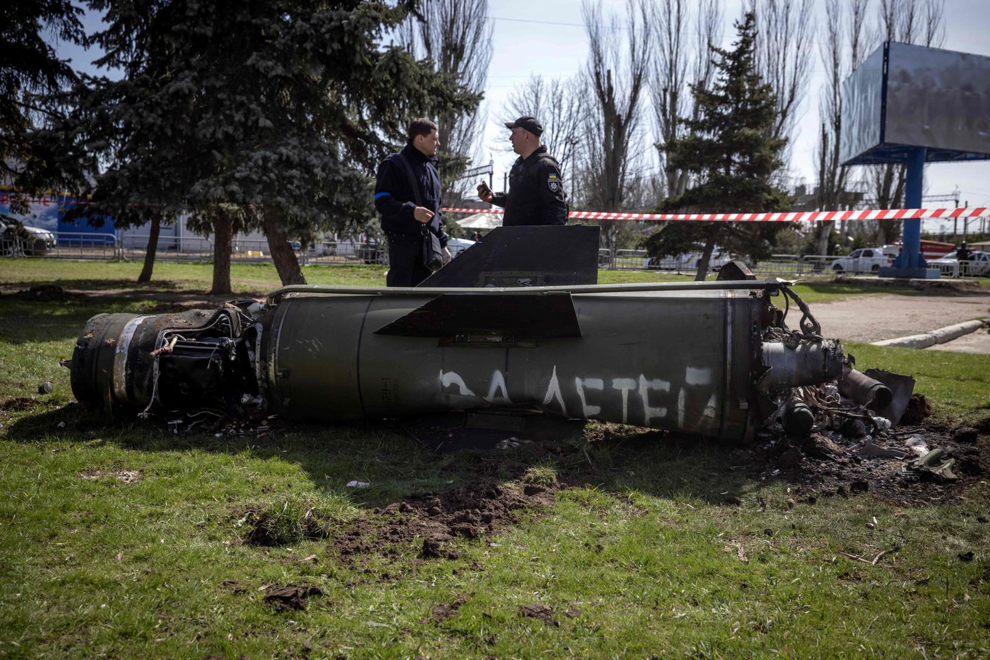 Ukraina politseinikud uurivad Kramatorski raudteejaama tabanud raketi jäänuseid, mille on venekeelne kiri «meie laste eest».