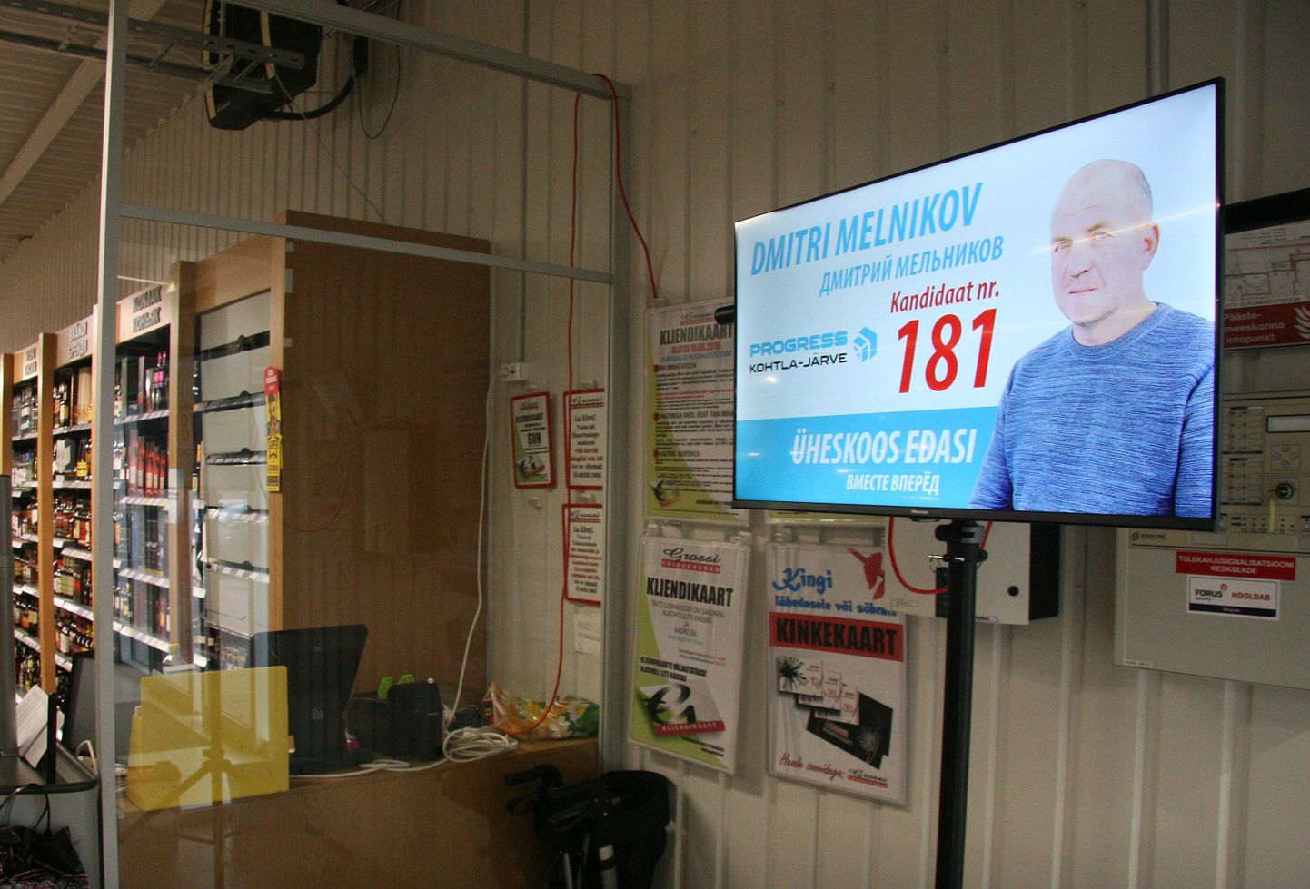 Dmitri Melnikovi valimisreklaam jooksis teisipäeval Ahtmes asuva Grossi toidukaupade poesaali ekraanil.