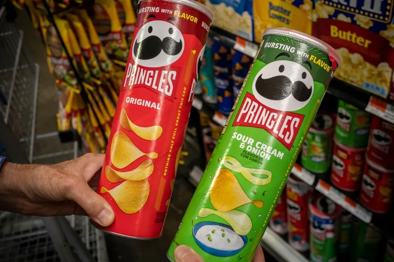 Naine kasutas relvana Pringlesi purki.