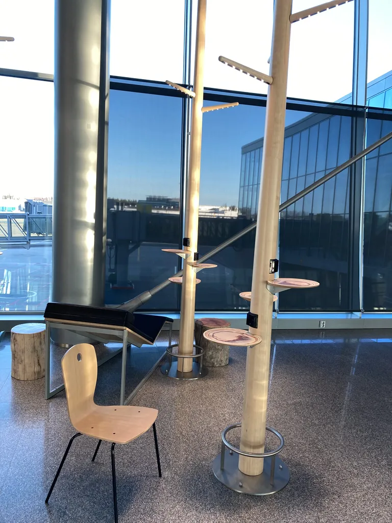 Kena disaini kohtas Vantaa lennujaama mitte-Schangeni alal ka väljaspool äriklassi ootesaali. Tahaks loota, et peagi kasutab neid avaraid alasid reisimiseks taas rohkem inimesi.