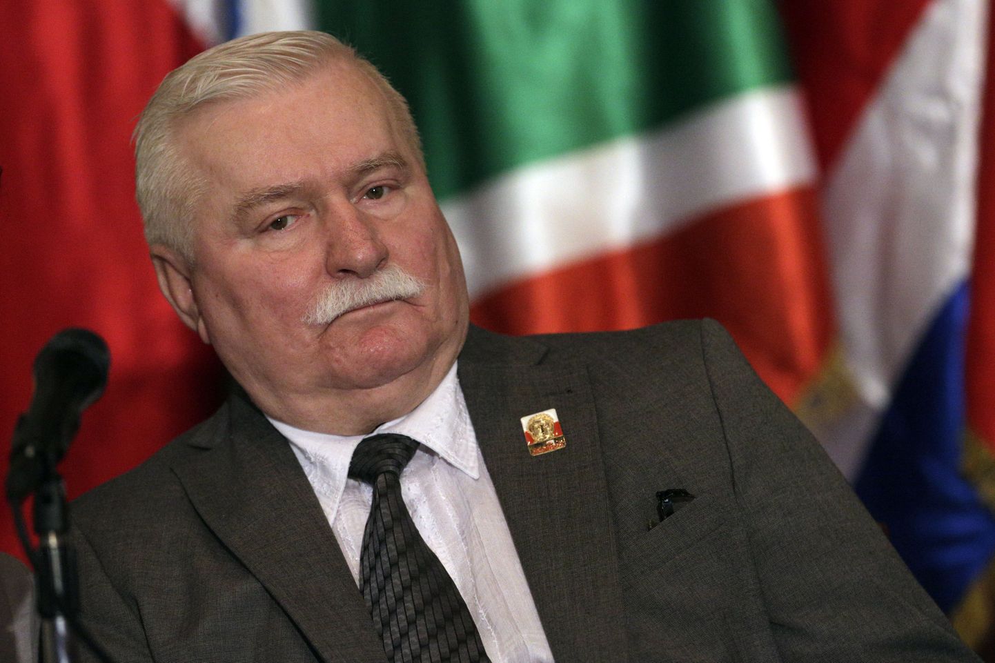 Former Polish President and 1983 Nobel Peace Prize laureate Lech Walesa attends a news conference after the special session of the National Assembly in Caracas, Venezuela, February 18, 2016. REUTERS/Marco Bello