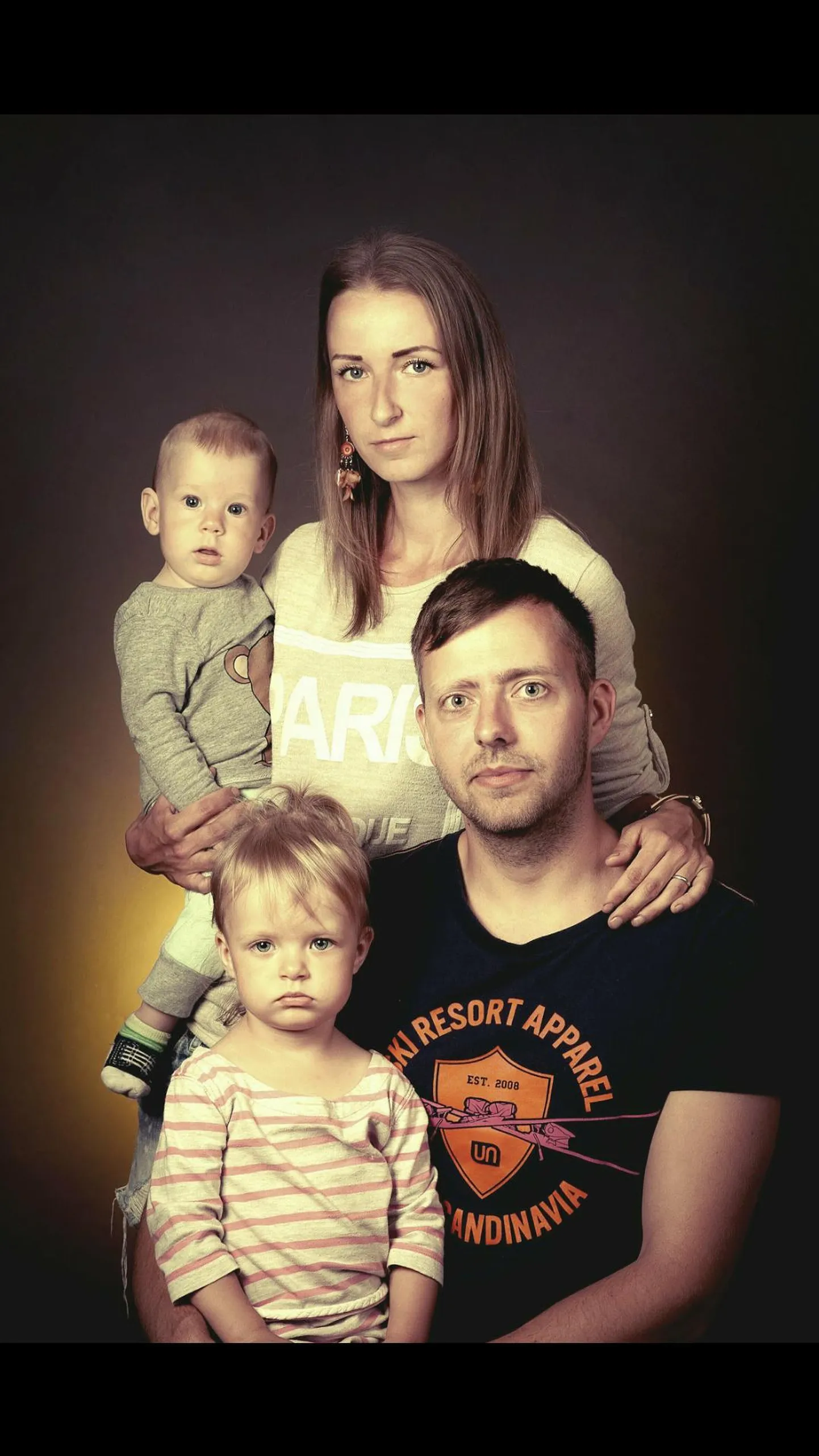 Maarja ja Tiit Varjund pisiperega. Ehkki piltniku juures tehtud fotol paistavad nad tõsised, on nad talus õnnelikud.