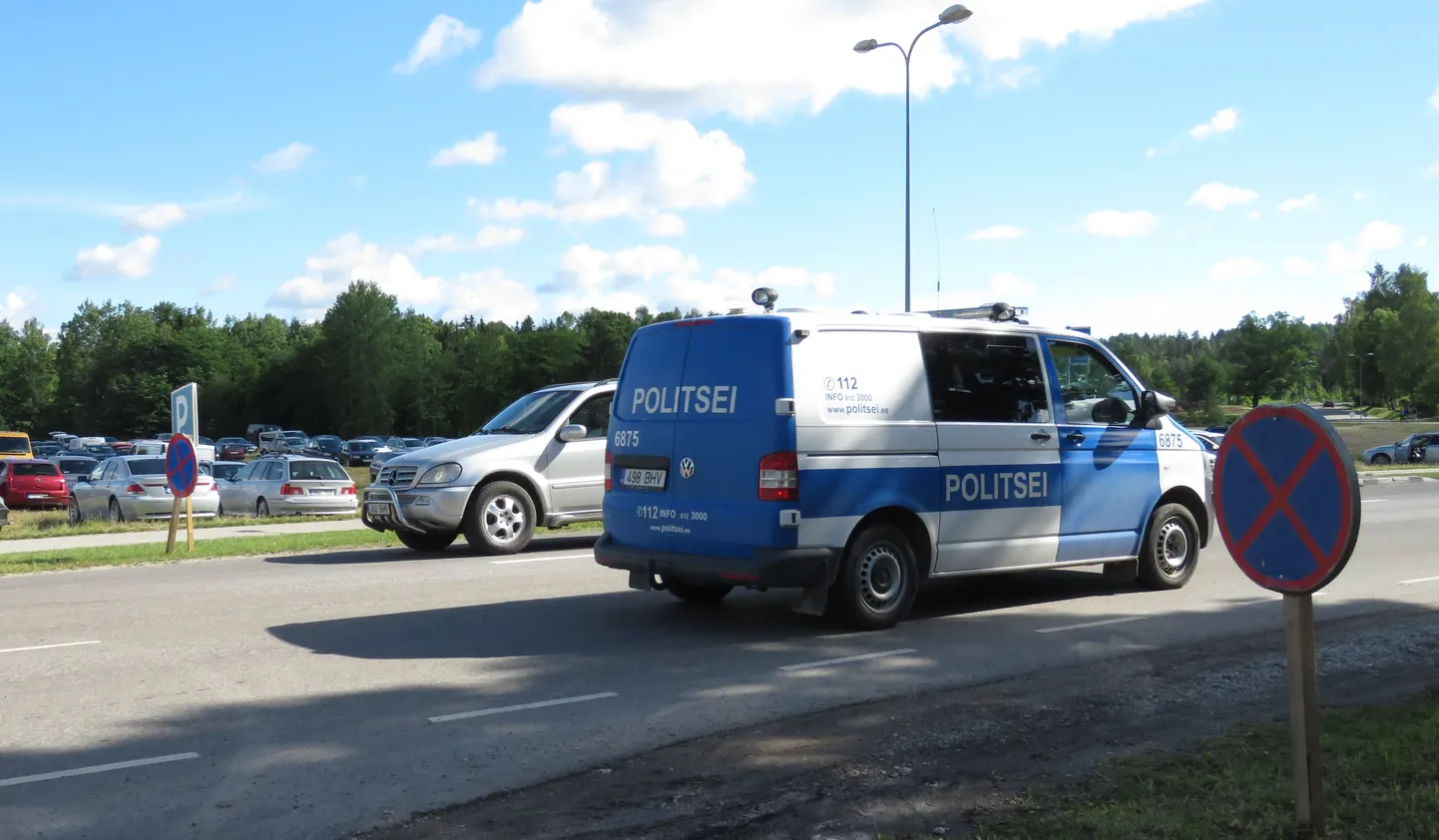 Politsei täna hommikul Otepääl Pühajärve teel.