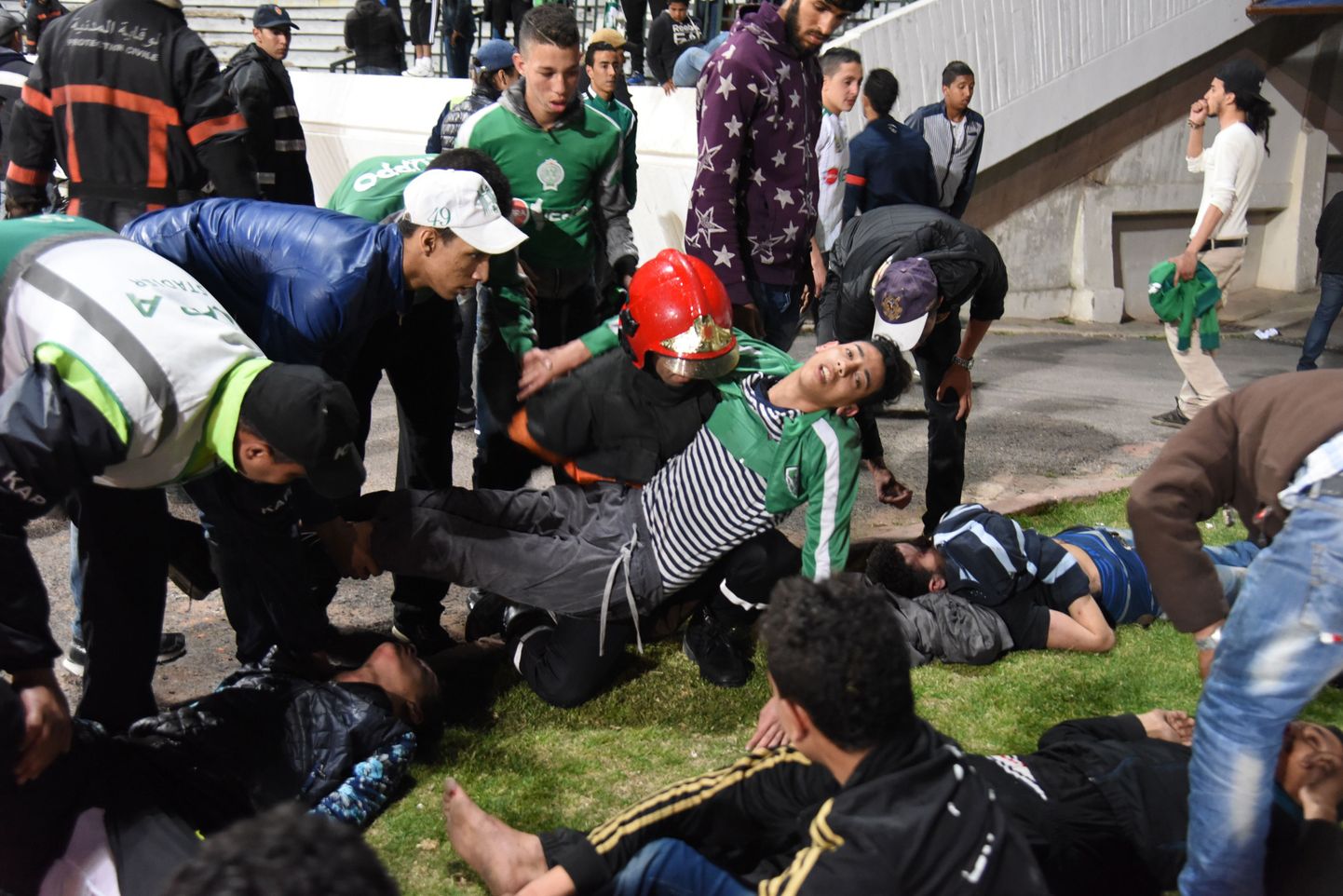 Haavata saanud noor marokolane Mohammed V staadionil Casablancas.