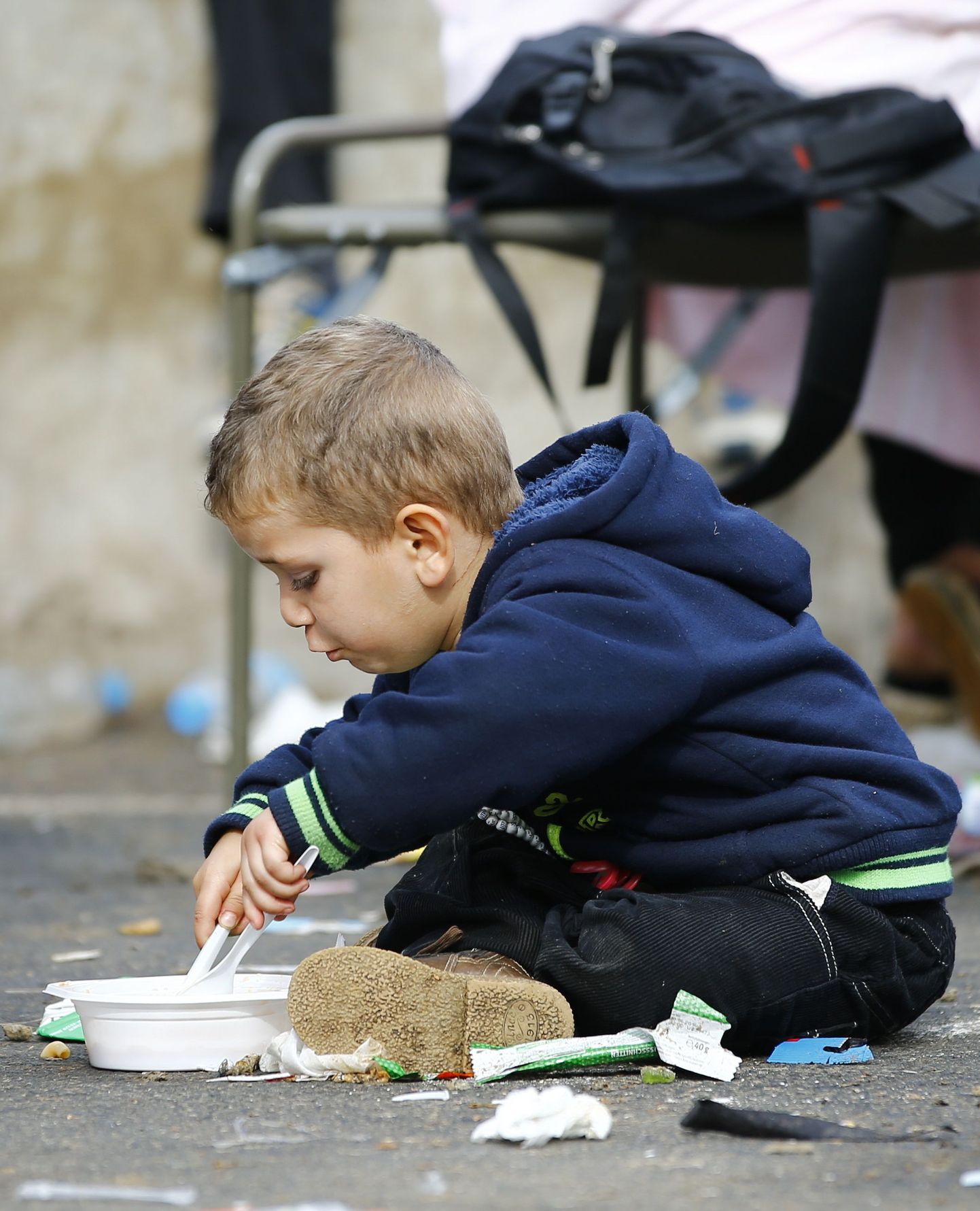 Põgenike laps söömas Heiligenkreuzi linnas Austrias.