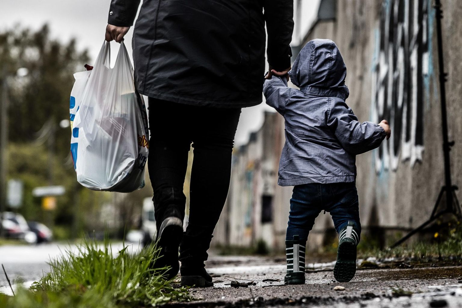 Eestis kasvatab oma lapsi üksinda üle 35 000 vanema. Tihti ei ole neil kedagi, kellega kasvõi lühikeseks ajaks vastutuskoormat jagada. 