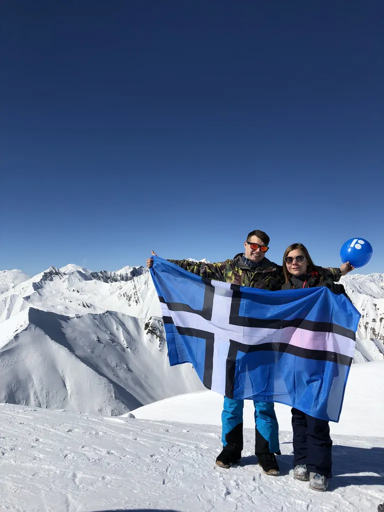 TORGU LIPP KÕIKJAL KAASAS: Mikk 2018. aastal koos abikaasa Kairega Gruusias Gudauri suusakeskuses. Torgu lipu võtab Mikk kaugematele reisidele alati kaasa.