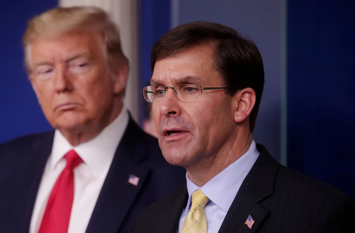 Donald Trump (vasakul) ja endine kaitseminister Mark Esper.