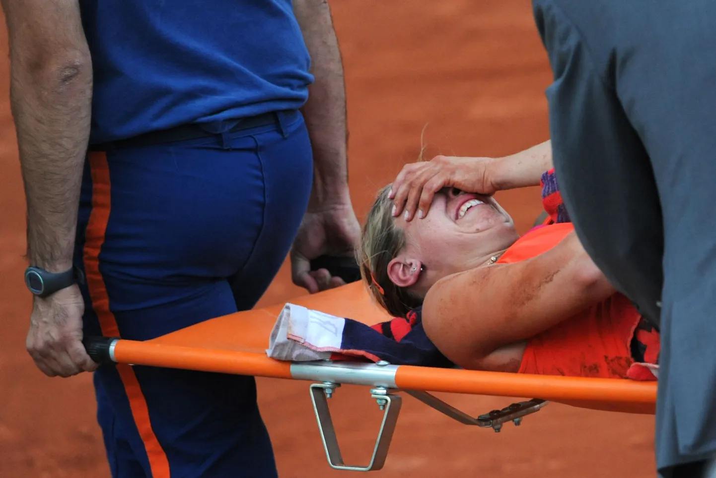 Sabine Lisicki viiakse kanderaamil väljakult minema.