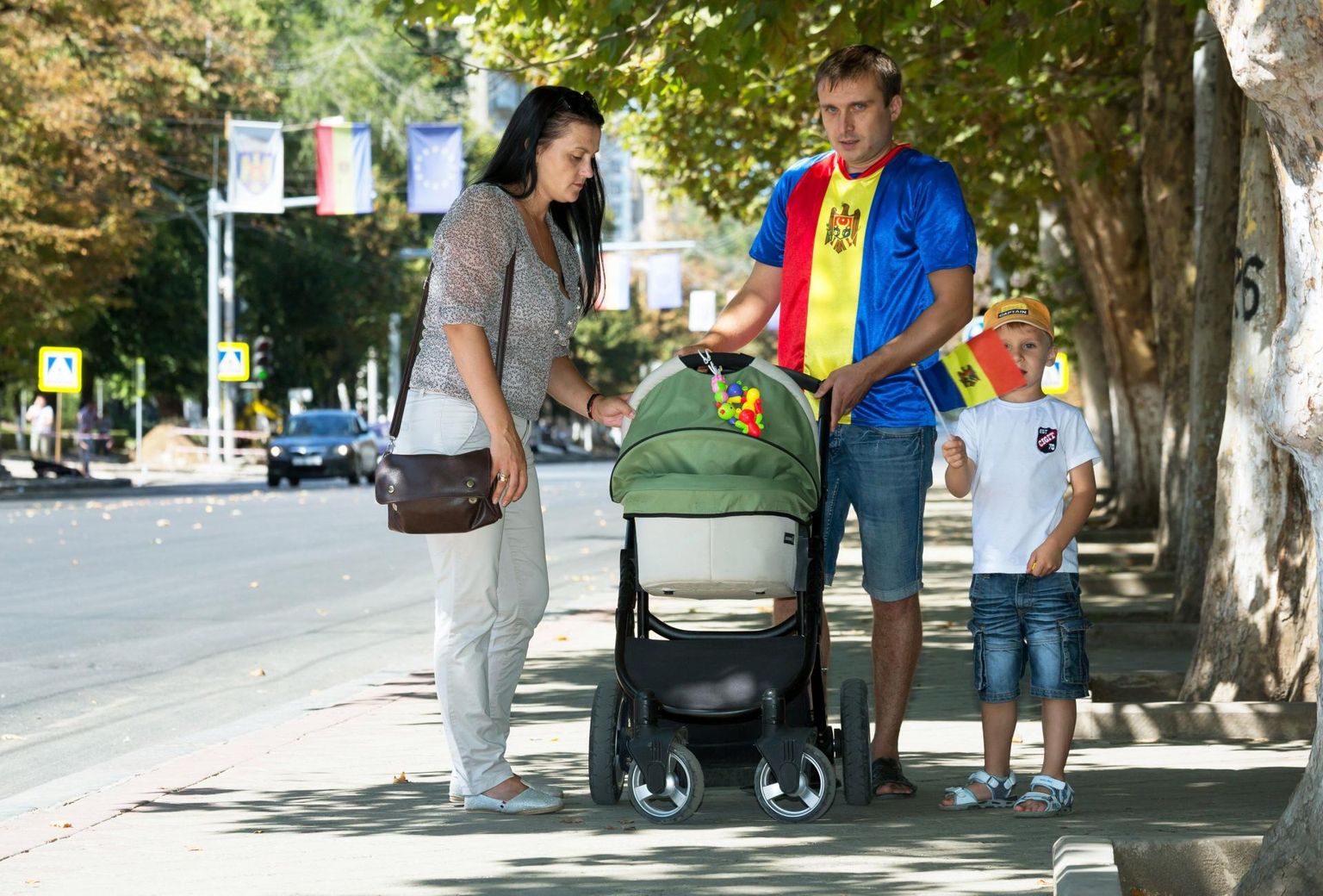 Moldova perekond riigi iseseisvuspäeval Chișinăus. Suurem osa nooremaid inimesi peab oma kõneldavaks keeleks rumeenia keelt ning moldova keelt seostatakse pigem nõukogude pärandiga.