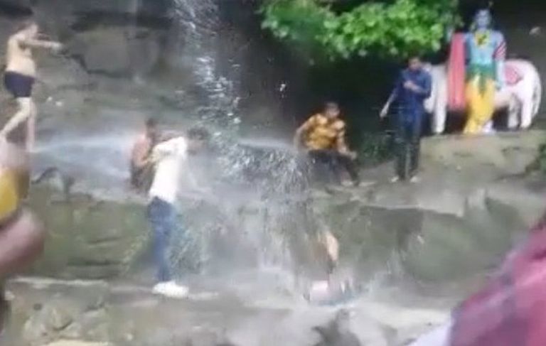 Indias kukkus selfit teinud mees joast alla