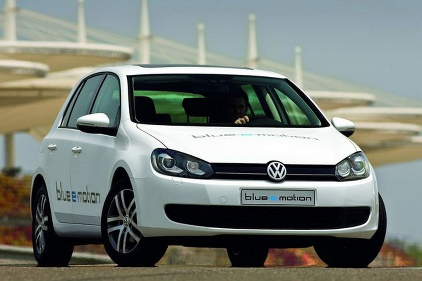 Volkswageni elektriversioon Golf luukpärast.