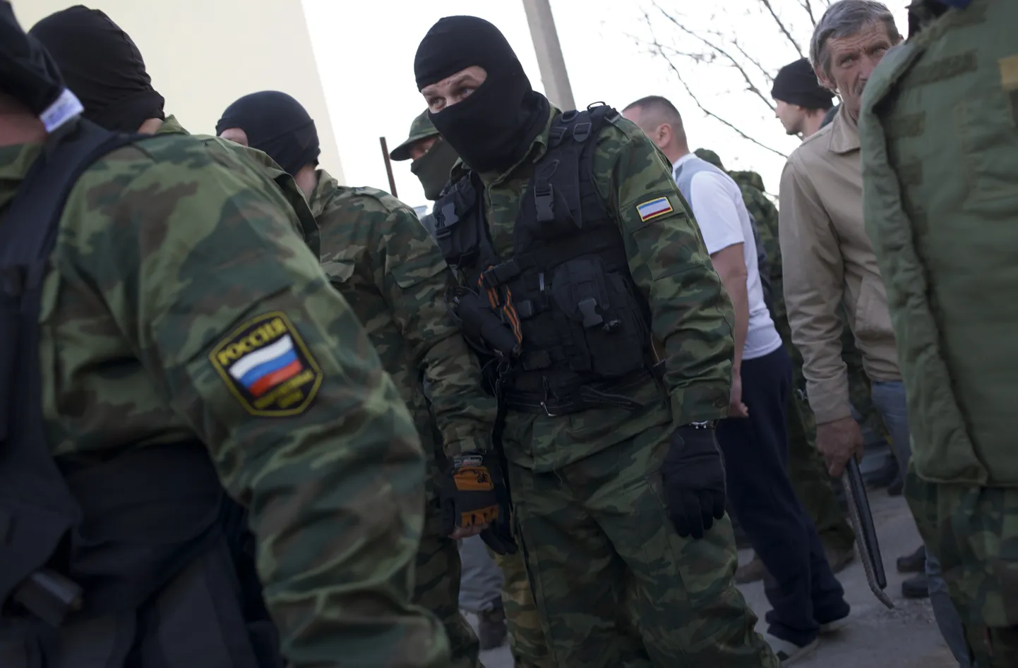Солдаты с российскими и крымскими нашивками.