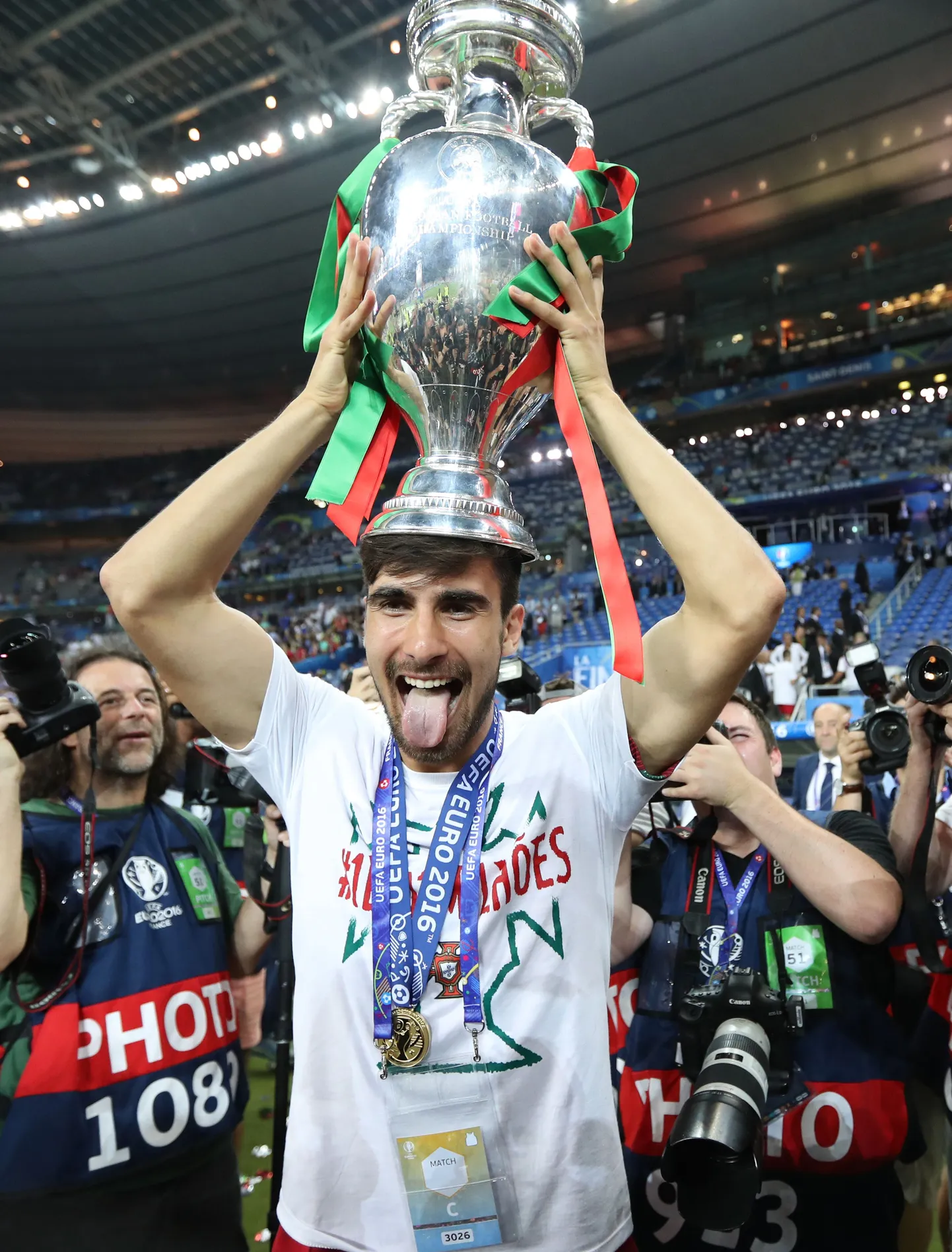 Andre Gomes EM-tiitlit tähistamas.