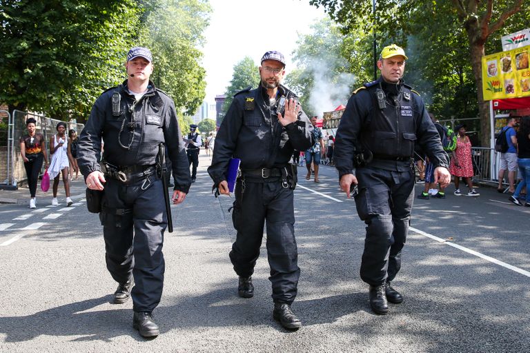 Sadade tuhandete peoliste ohjamiseks tõi politsei Notting Hilli tänavatele erijõud.