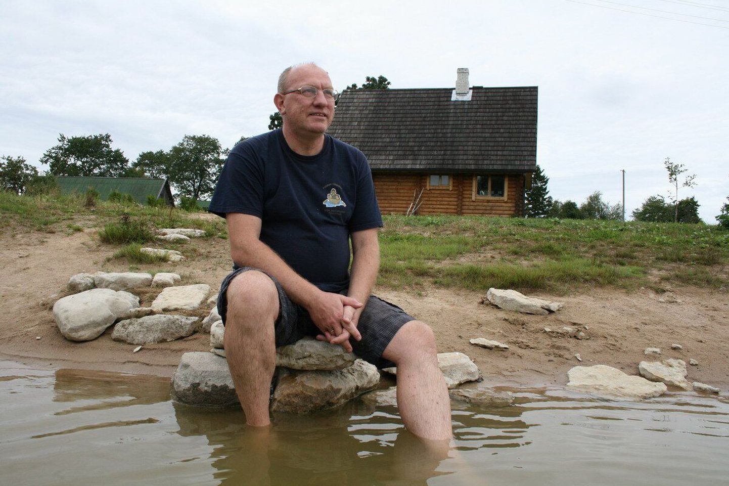Peeter Järvelaid oma suvekodus Naistevälja külas, mis on olnud tema esivanemate elukohaks aastasadu ja kus õppejõud veedab koos perega oma suvepuhkused.