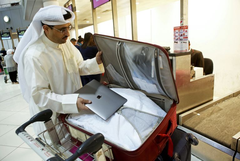 Kuveidi sotsiaalmeedia aktivist Thamer al-Dakheel Bourashed paneb USA valitsuse uute reeglite tõttu oma sülearvuti äraantavasse pagasisse. / Scanpix