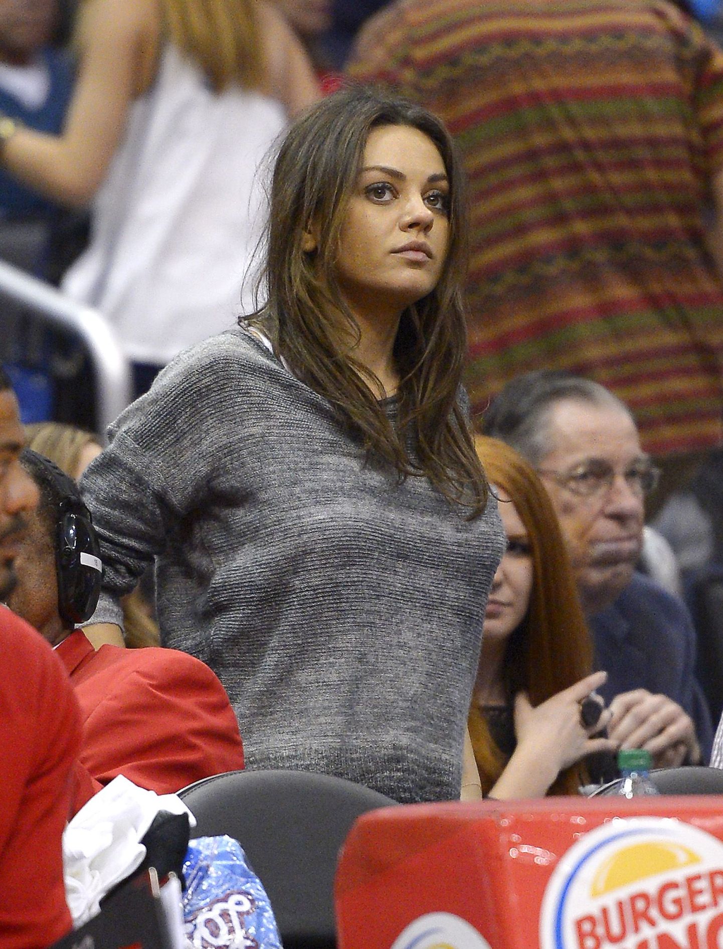 Actress Mila Kunis gets up to leave after watching the Los Angeles Clippers play the Detroit Pistons during the second half of an NBA basketball game, Saturday, March 22, 2014, in Los Angeles. (AP Photo/Mark J. Terrill) / TT / kod 436