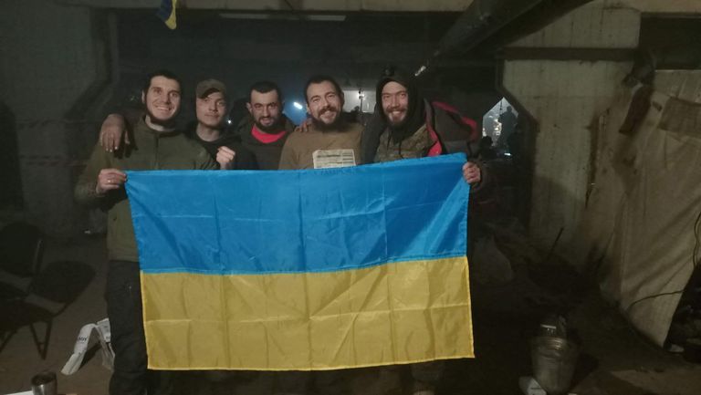 Сержант морской пехоты Украины с позывным Факел (крайний справа) со своими побратимами в укрытии на Азовстали.