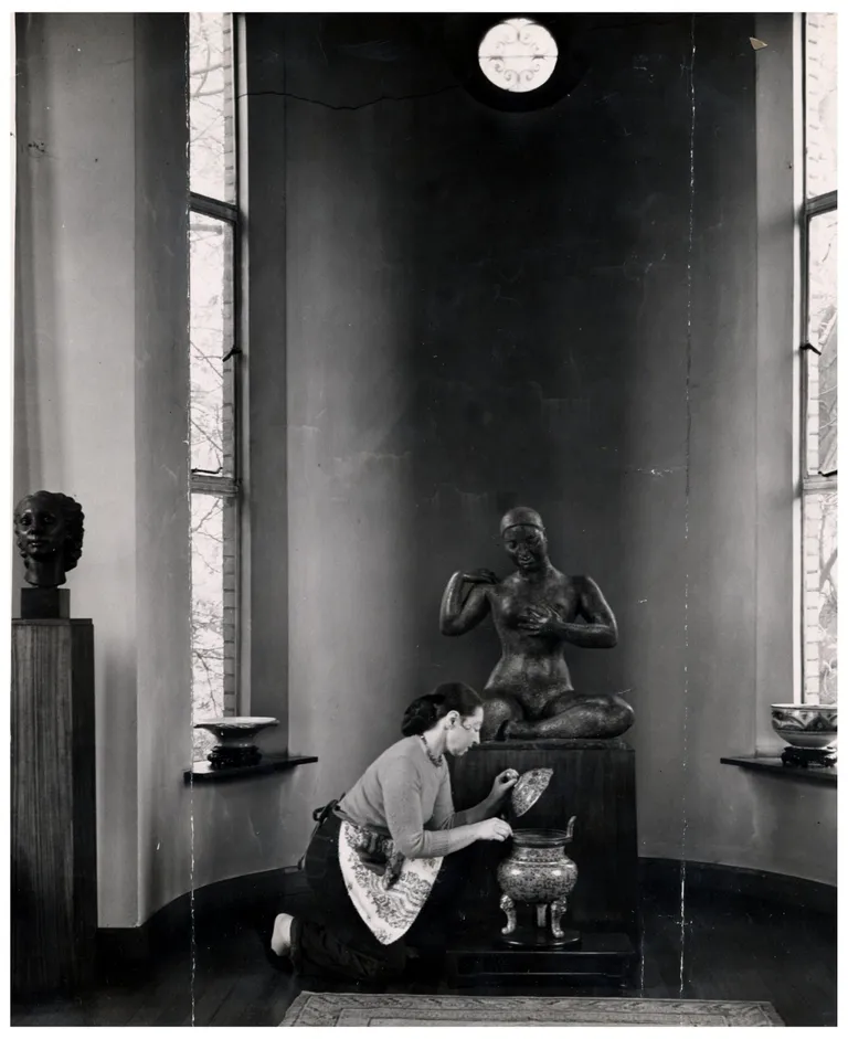 Dora oma loominguga koduseinte vahel Dorich House'is 20. novembril 1949. / Woods / Associated Newspapers /REX / Vida Press