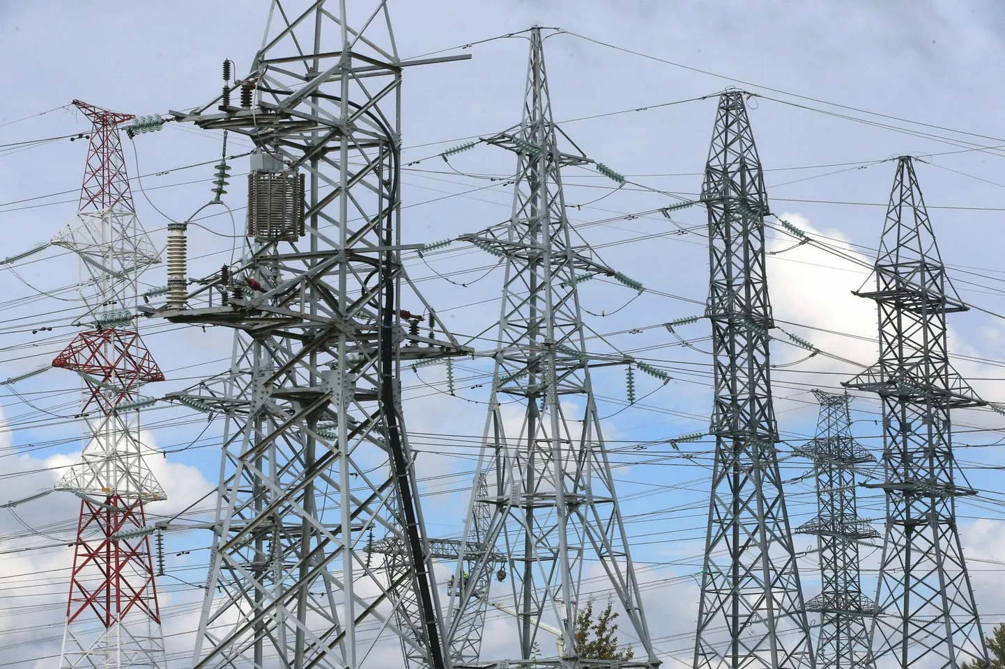 Elektrivarustuse katkemise korral ekstreemses olukorras, näiteks külm, suur tarbimine, süsteemide rike või rünnak kogu Baltikumi taristu vastu, võtab süsteemi taaskäivitamine aega kuni kolm päeva.