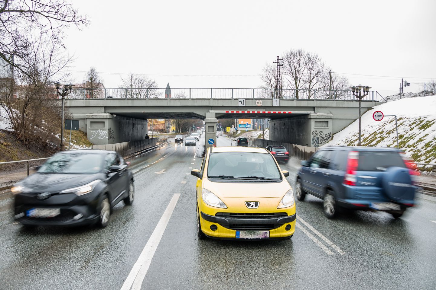 Nüüd on selge, et Riia tänava raudteeviadukti all poolt rehkendust teha ei saa ja see tähendab, et kondimootori jõul liikujatele on tarvis ehitada tunnel mõlemale poole viadukti.