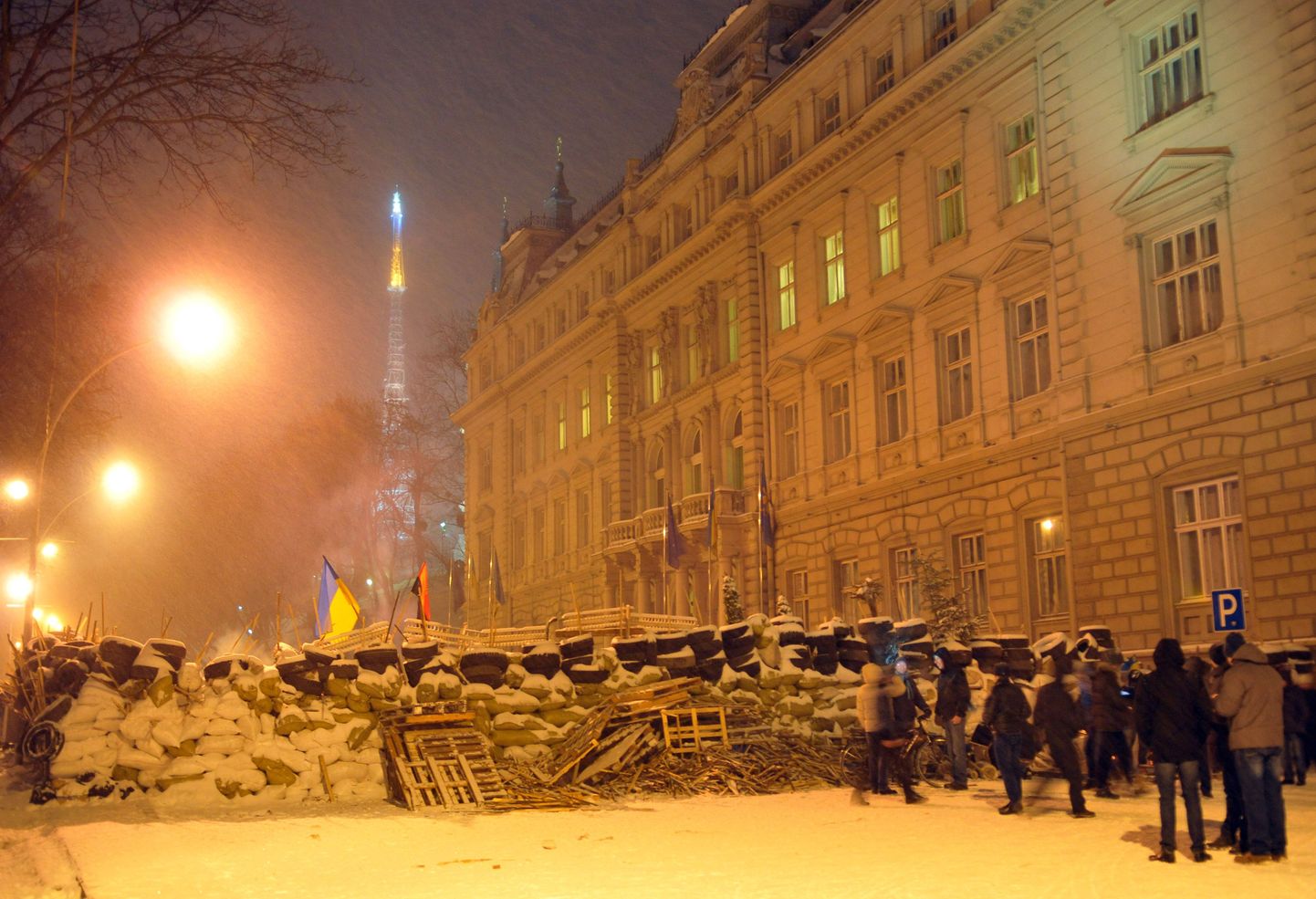 Valitsusvastaste barrikaad Lvivis oblasti administratsiooni peahoone juures.