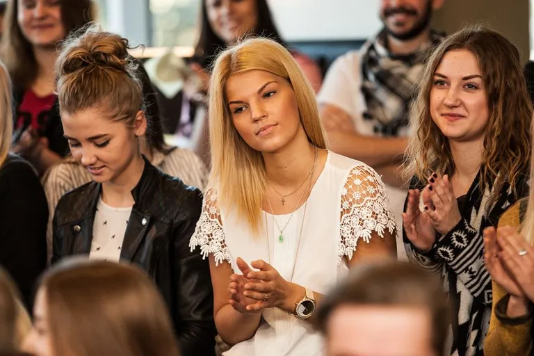 Inga Tislar (paremal) 2015. aastal «Eesti otsib superstaari» teatrivoorus.